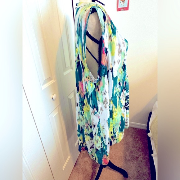 Plus size, high-low, green & white, brushstroke pattern, v-neck tunic. - Picture 3 of 8